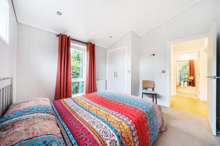 Lodge21 Bed 2.jpg