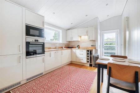 Lodge21 Kitchen.jpg