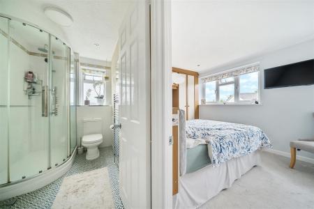 Badgers Bed 1 Shower.jpg