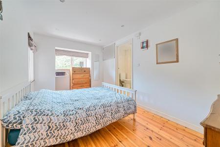 Earlscombe Bed 1bl.jpg