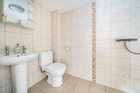 Earlscombe Wet Floor Ensuite.jpg