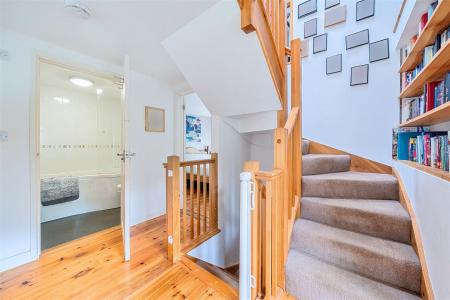 Earlscombe Middle Floor Landingbl.jpg