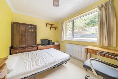 Crescent Gdns Bed2.jpg