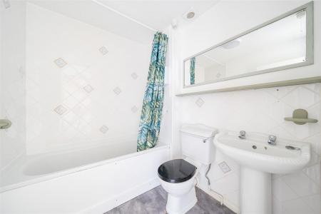 Elizabeth Close Bathroom.jpg