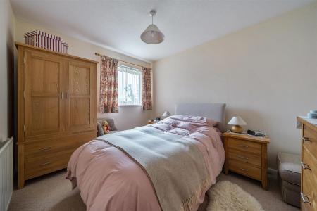 Elizabeth Close Bed 2 bl.jpg