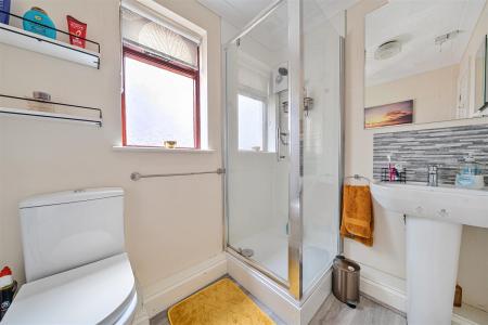 Drovers Shower Room.jpg