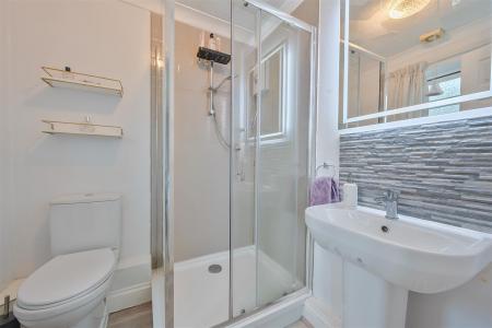 Drovers Ensuite.jpg