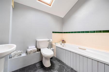 Zappo Ensuite Bathroom.jpg