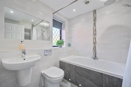 Kingfishers Bathroom.jpg