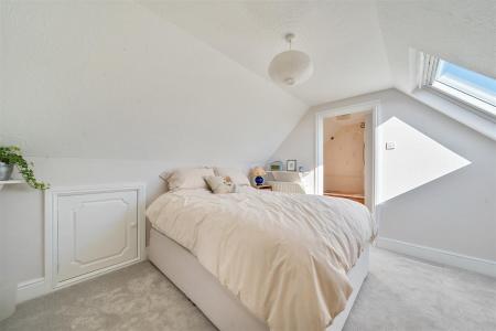 Kingfishers Bed 4.jpg