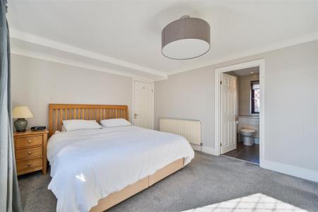 Kingfishers Bed 1.jpg