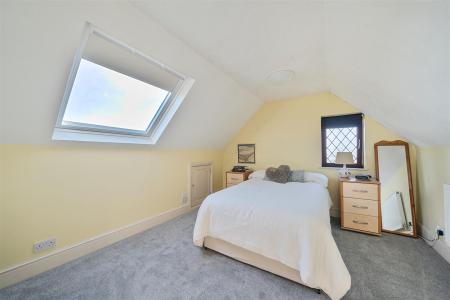 Kingfishers Bed 5.jpg