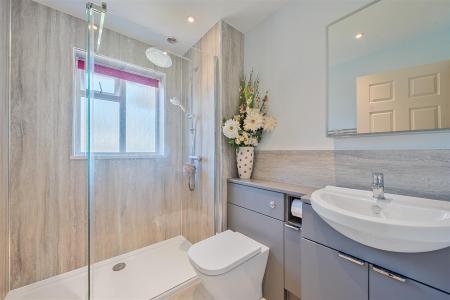 Drovers Shower Room.jpg