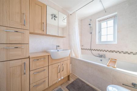 Howards Bathroom.jpg