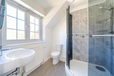 Howards Bed 1 Ensuite.jpg