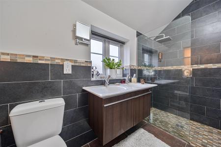 Ermebridge Ensuite.jpg