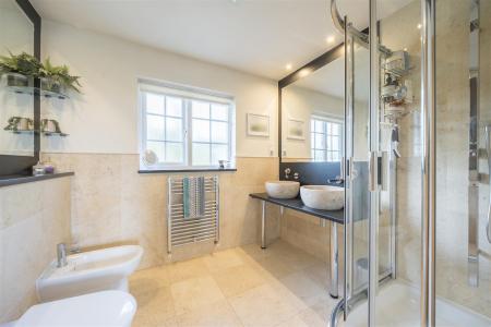 Cherry Bed 1 Ensuite.jpg