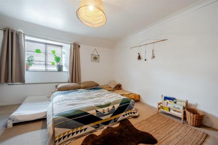 Holly 26 Bed 1 bl.jpg