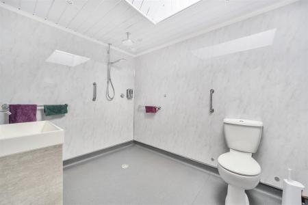 Longlands Wet-Room.jpg