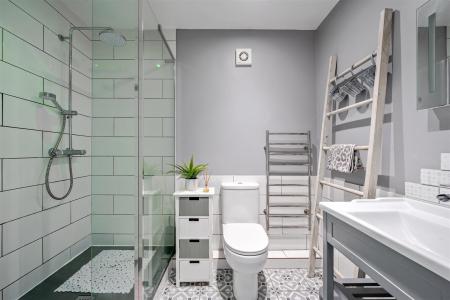 East H Bed 2 Ensuite.jpg