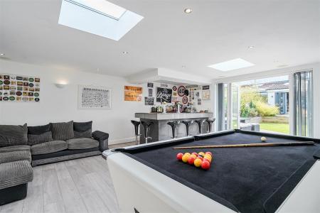 Garden Bar / Games Room