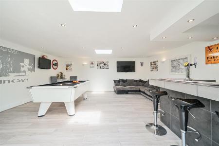 Garden Bar / Games Room