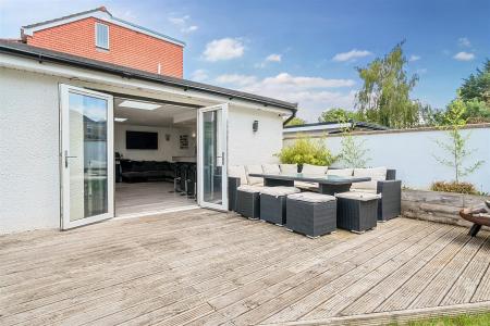 Garden Bar / Games Room
