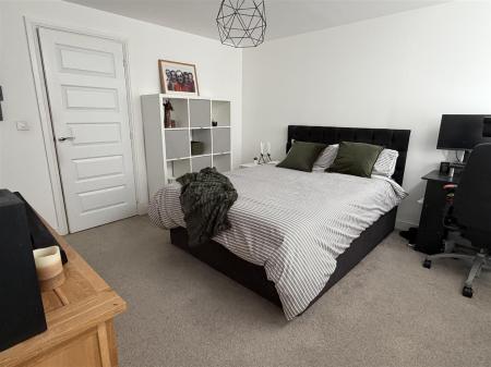 barry main bedroom photo 2.jpeg