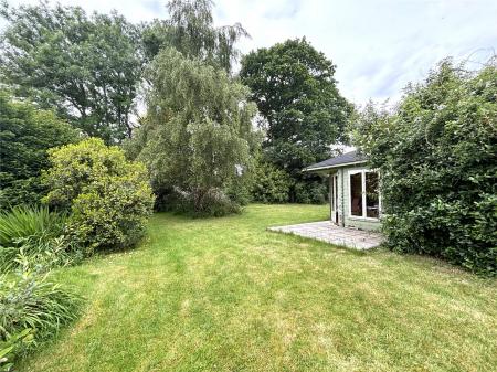 Garden/ Summerhouse