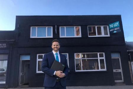 Estate agent with cl.png