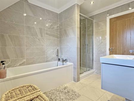 Family Bathroom (b).jpg