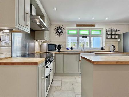 Kitchen b.jpg