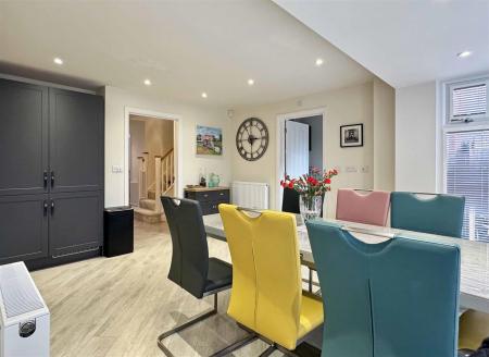 Dining Area b.jpg