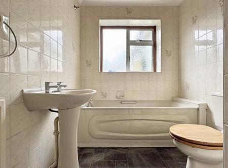 Bathroom b.jpg