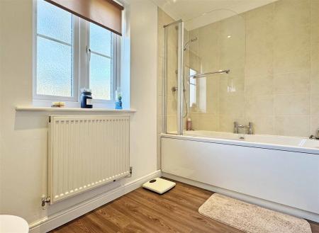 Family Bathroom b.jpg