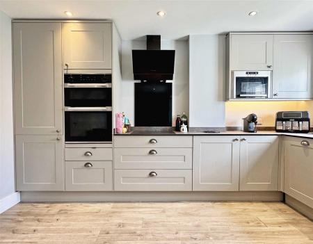 Kitchen b.jpg