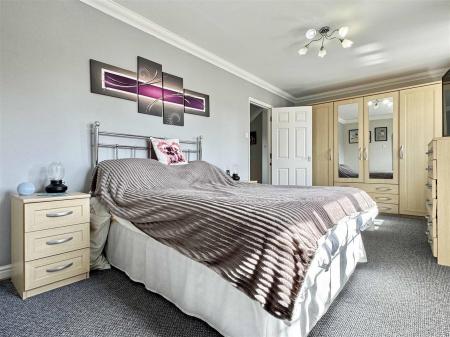 Master Bedroom b.jpg