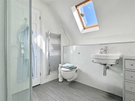 Jack & Jill En-Suite (b).jpg