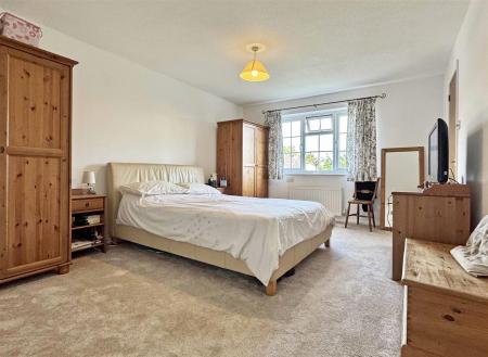 Master Bedroom b.jpg