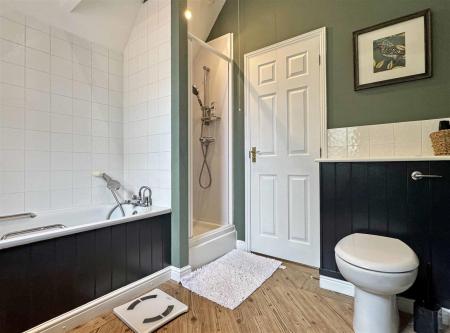 En-Suite To Master b.jpg