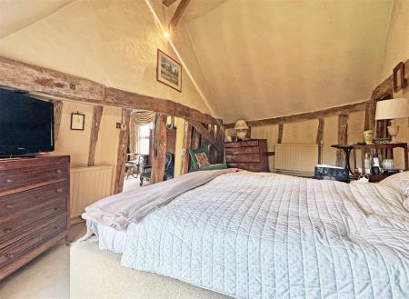 Master Bedroom b.jpg