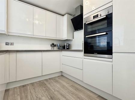 Kitchen b.jpg