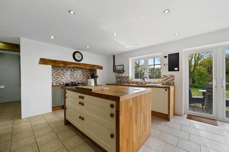 OL-Savills(CF)-LimeTreeCottage-33.jpg