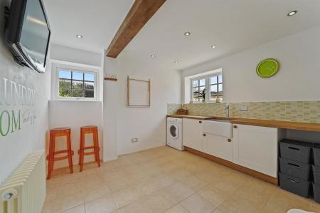 OL-Savills(CF)-LimeTreeCottage-14.jpg