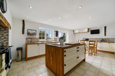 OL-Savills(CF)-LimeTreeCottage-29.jpg