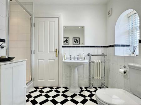 Family Bathroom b.jpg