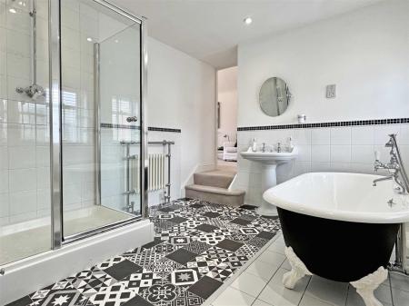 En-Suite To Master b.jpg