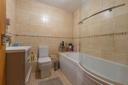bathroom (1st flr)