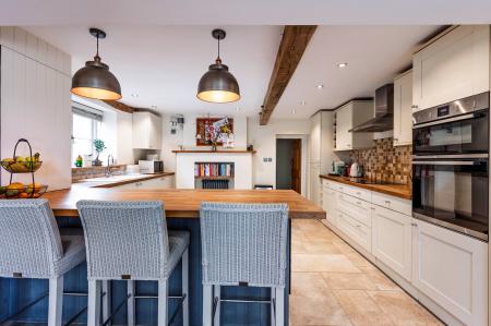 Kitchen & Breakfast Bar