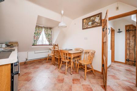 Magnolia Apartment Kitchen & Dining Area